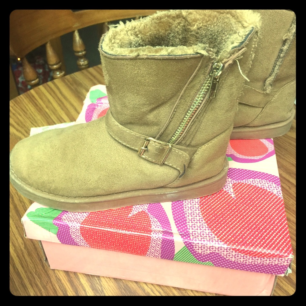 Girls Fuzzy Brown Boots